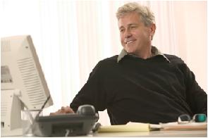 腰痛の年配の男性